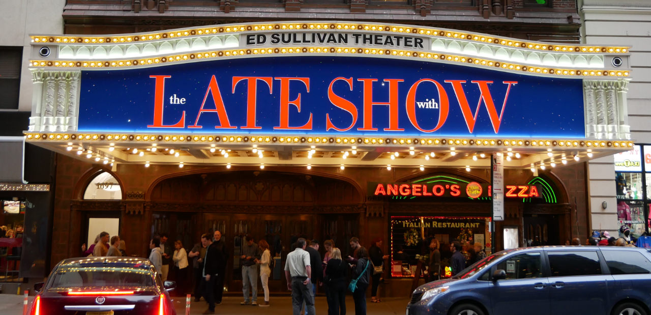 Ed Sullivan Theater am New Yorker Broadway mit dem Schild „The Late Show with Stephen Colbert“